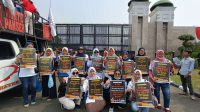 Surat Raksasa Buat Ketua DPR RI, Terlihat di Aksi Perempuan FSPMI Depan DPR RI