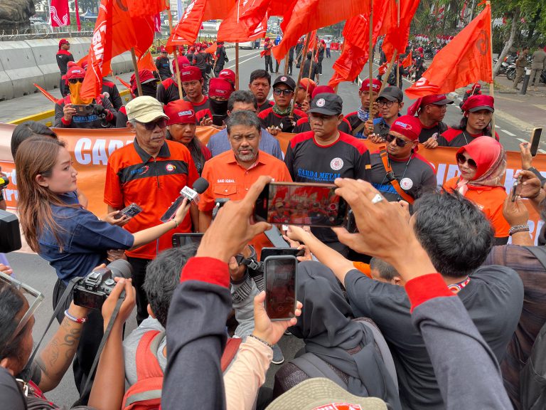 Gelar Aksi Di Mahkamah Konstitusi, Buruh Minta Hakim Kabulkan Gugatan ...