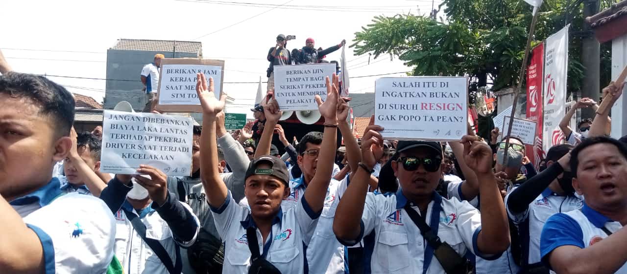 Perjuangkan Anggota yang di PHK, FSPMI Demo Gudang Indomaret Sidoarjo