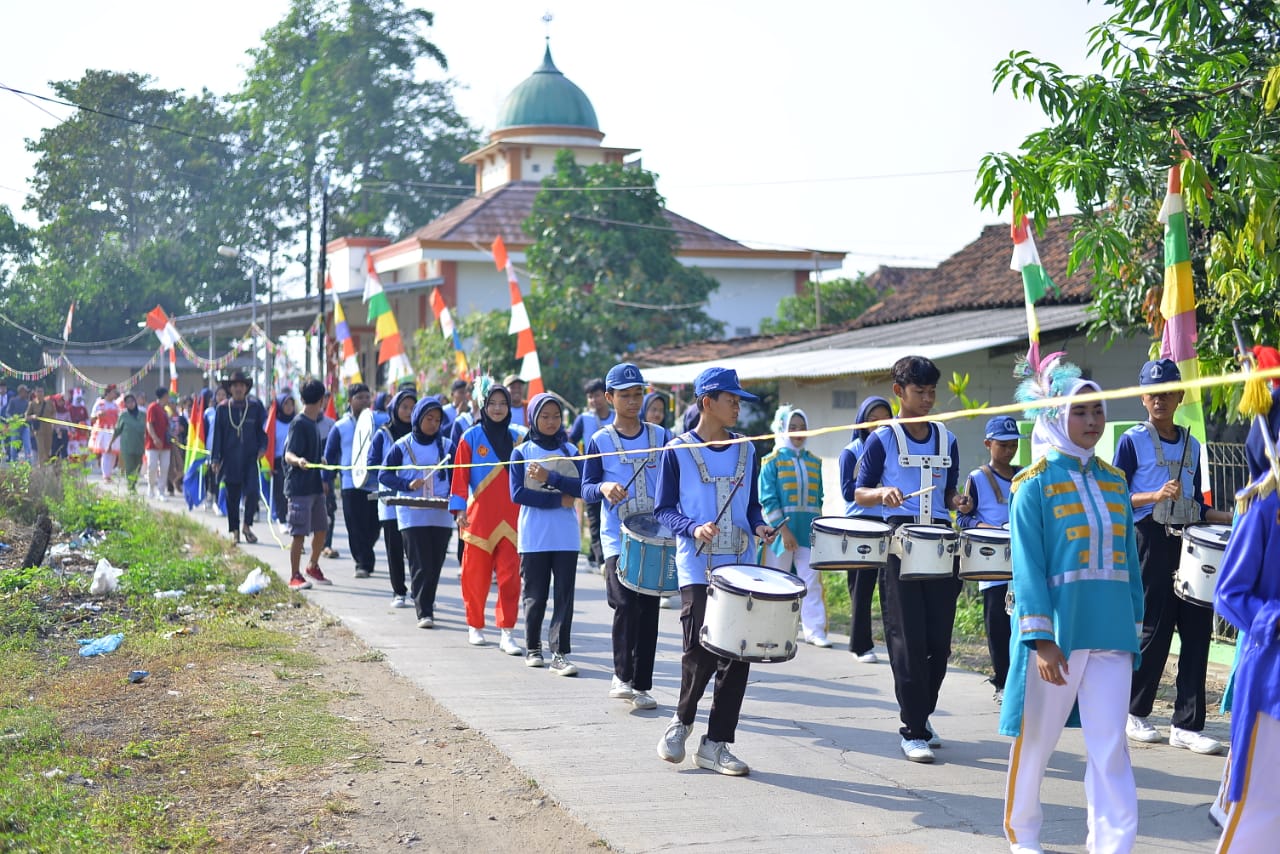 Peringati HUT RI-79, Warga Desa Mekarasih, Banyusari, Karawang Adakan Karnaval Keliling Desa