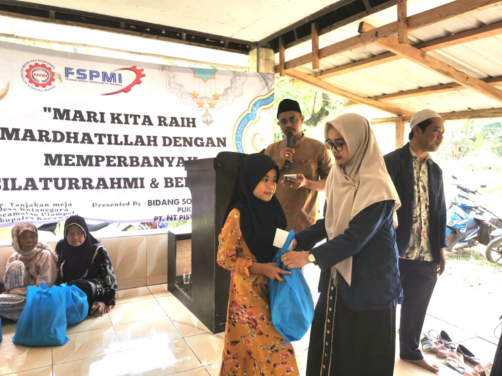 PUK SPAMK-FSPMI PT. NTRI Selenggarakan Bakti Sosial Di Desa Kutanegara