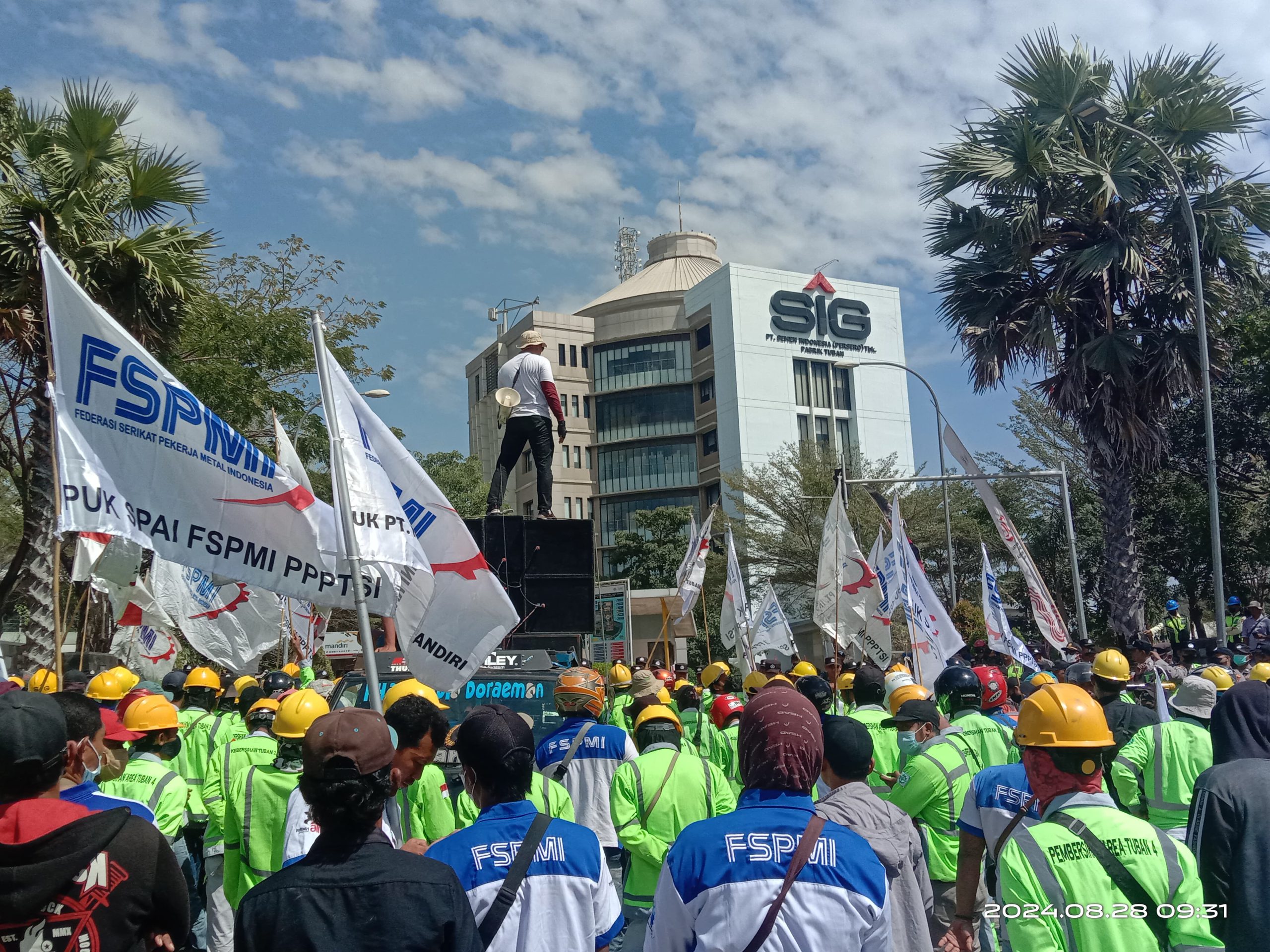 Tuntut Kepastian Status Kerja FSPMI Tuban Kembali Demo PT Semen Indonesia