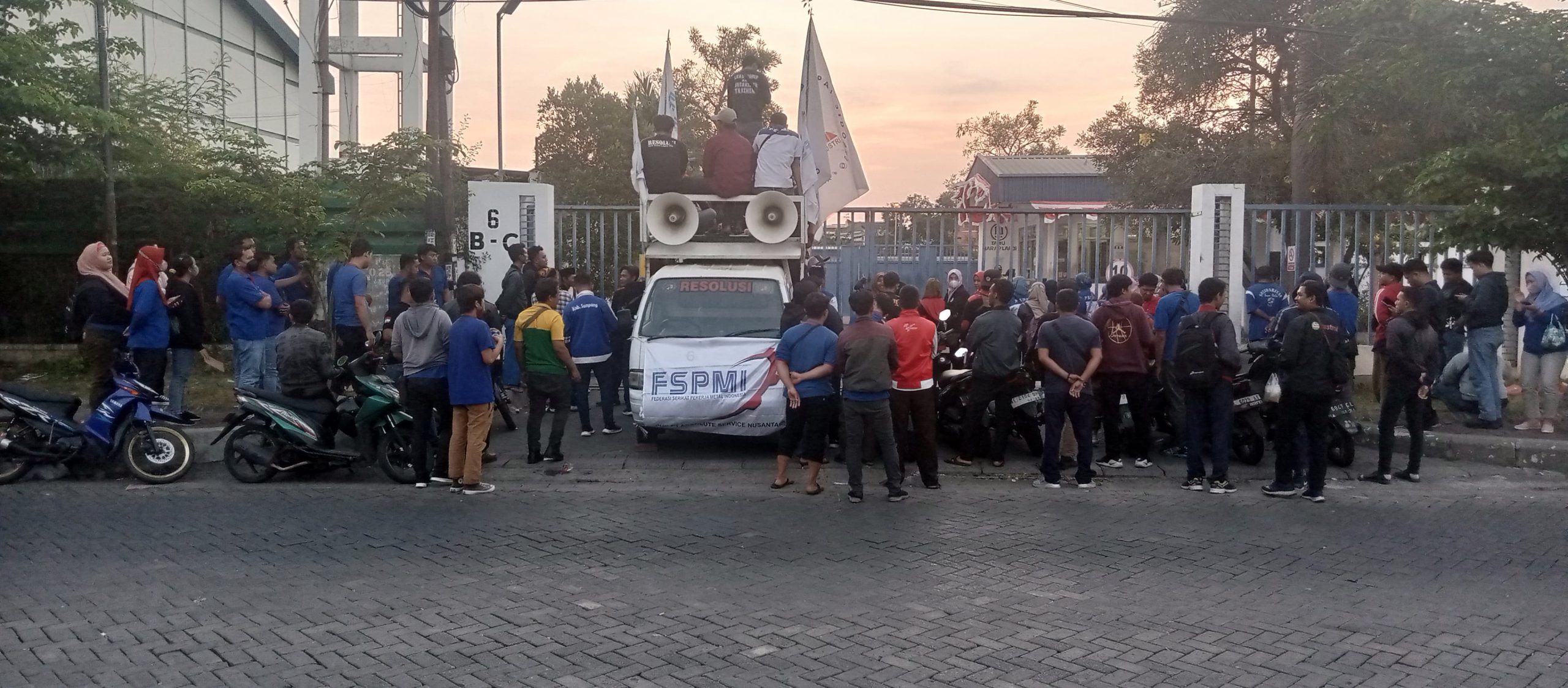 Aksi Solidaritas FSPMI Sidoarjo: Membela Hak Pekerja yang Di-PHK Sepihak