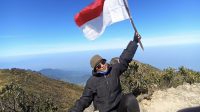 PUK SPAI FSPMI PT ABR Kibarkan Bendera Merah Putih di Puncak Lawu