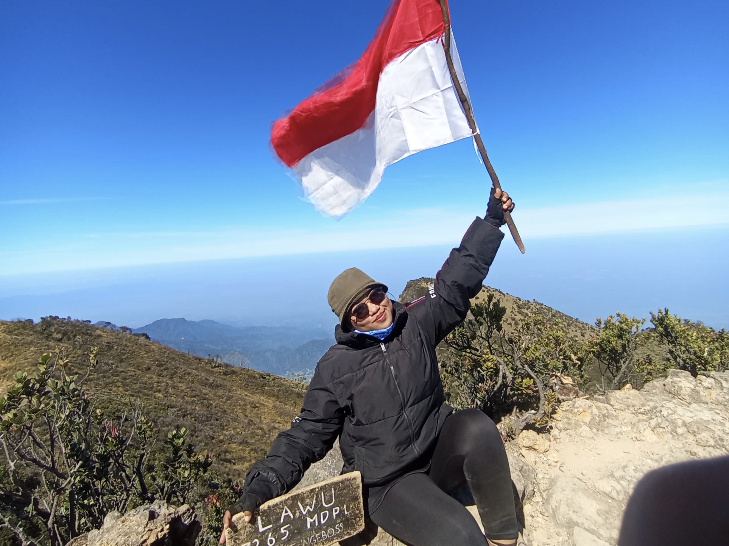 PUK SPAI FSPMI PT ABR Kibarkan Bendera Merah Putih di Puncak Lawu