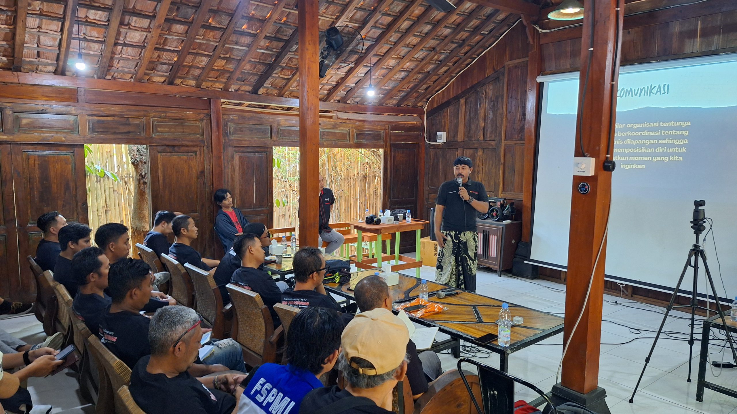 Datangkan Narasumber dari Jawa Timur, Media Perdjoeangan FSPMI Bekasi Adakan Pendidikan Videografi