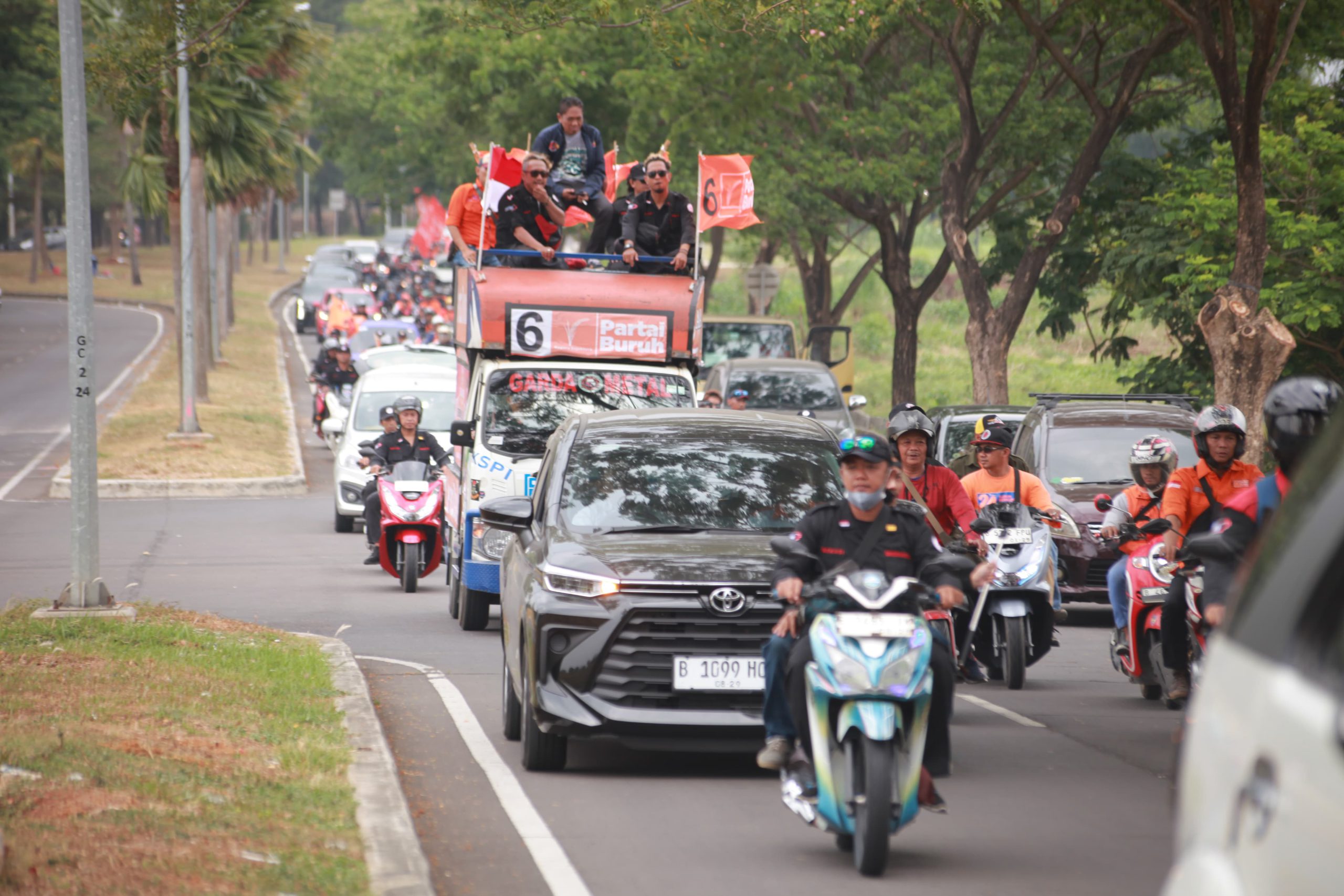 Buruh Bekasi Berkonvoi Antar 2 Wakil Mereka Dilantik Sebagai Anggota DPRD