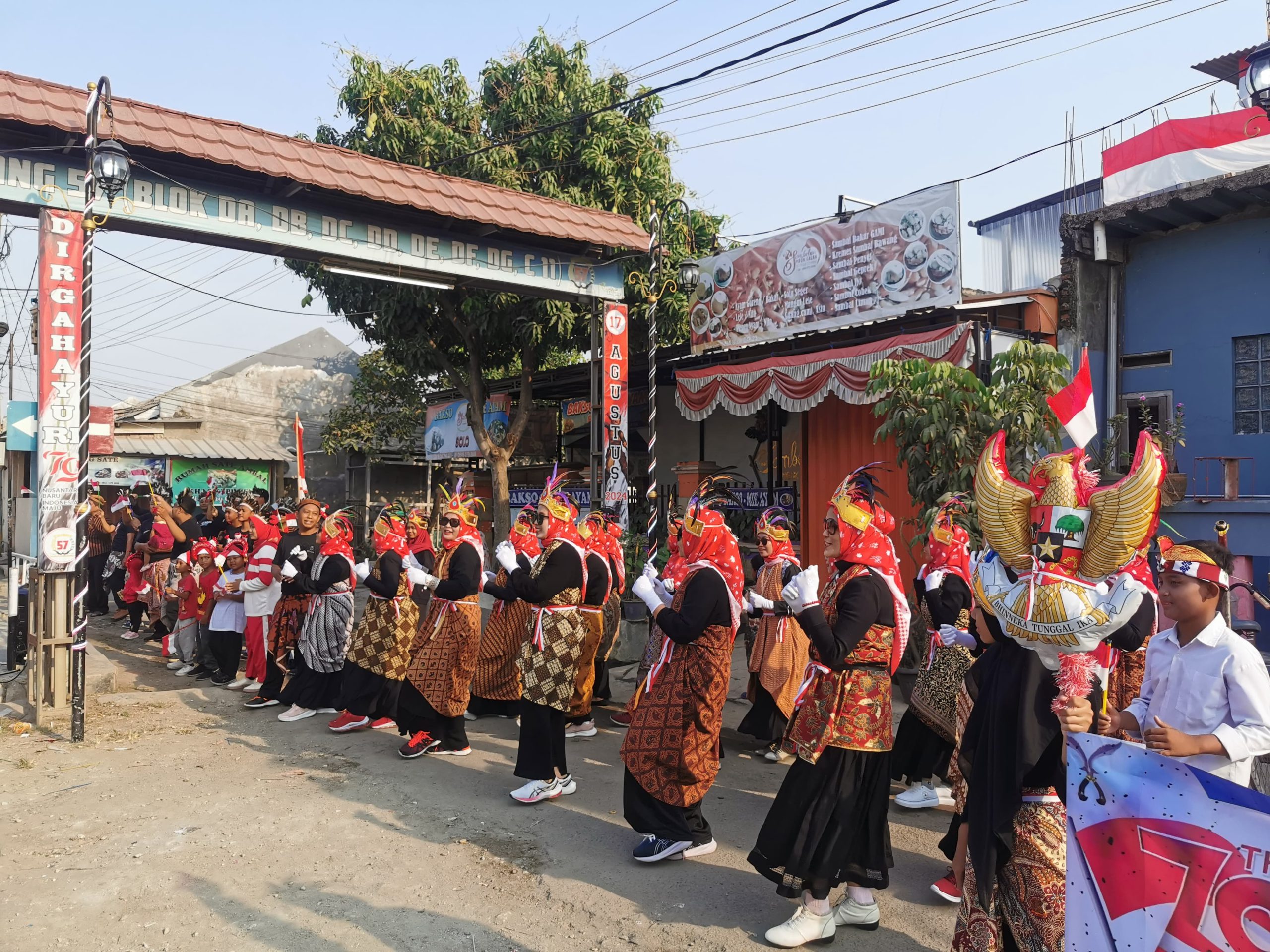 Memperingati HUT RI-79, Warga Kujang 57 Perum CKM Karawang Adakan Karnaval Keliling Perumahan