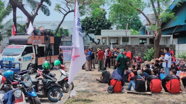 Dugaan Union Busting, Ratusan Buruh FSPMI Bekasi Masih Bertahan di PT. Uniplastindo Interbuana