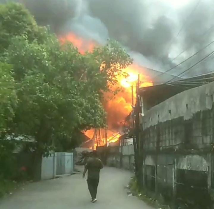 Kebakaran Hebat Melanda Pabrik Lilin di Bekasi