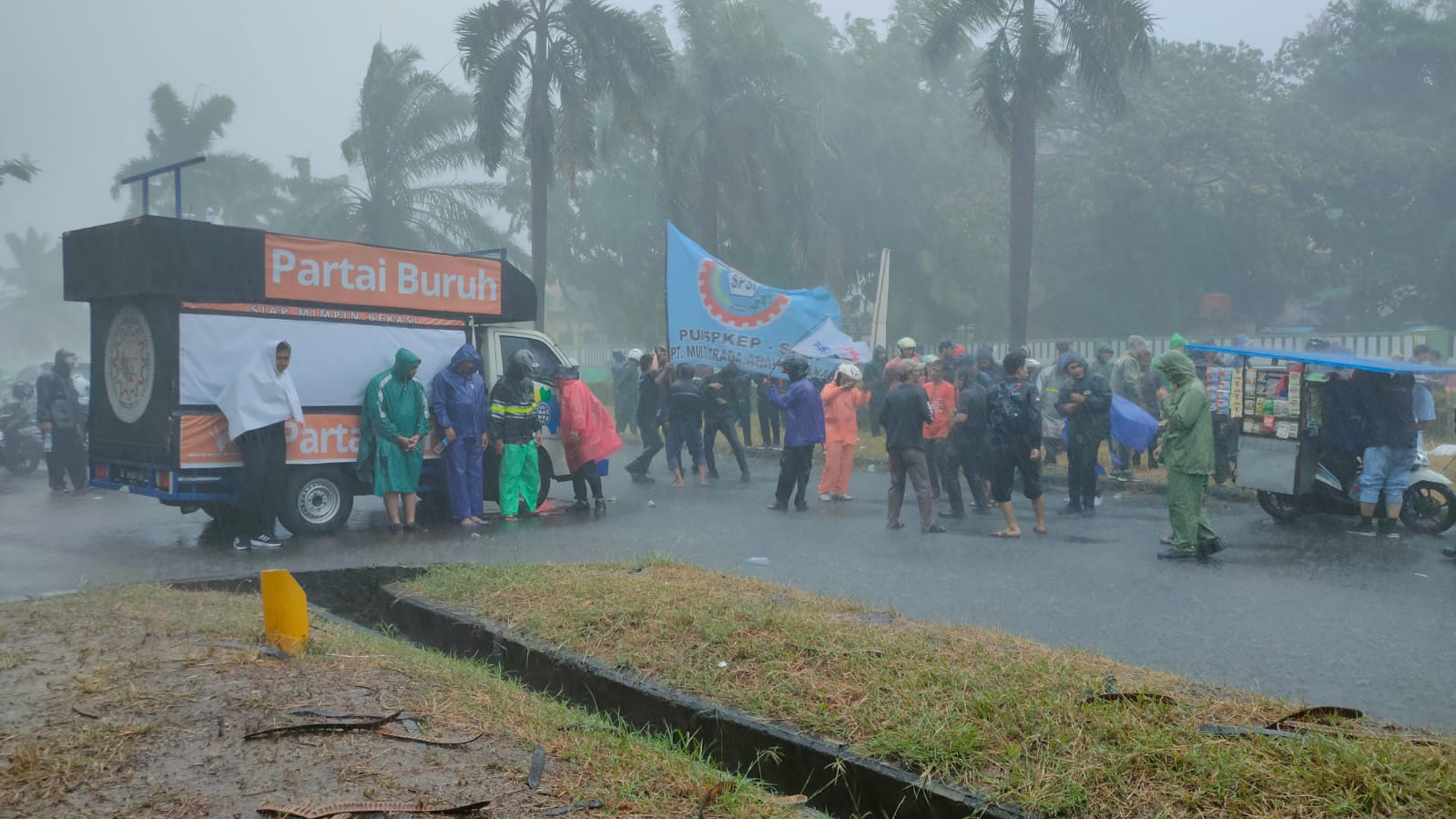 Hujan Lebat dan Angin Tak Menyurutkan Semangat Massa Aksi Solidaritas di Depan PT. Uniplastindo Interbuana