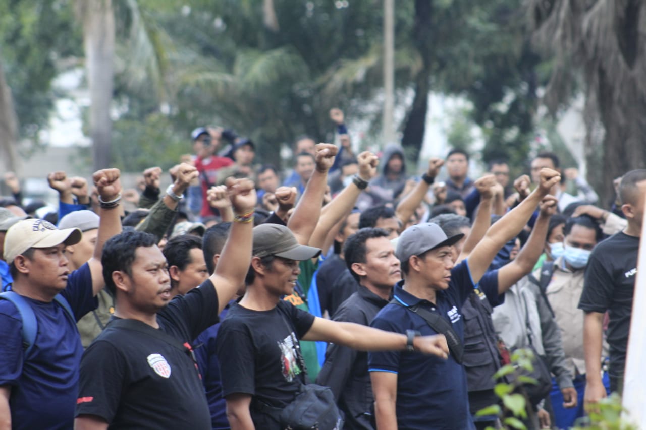 Kecewa Dengan Sikap Manajemen PT. Uniplast Interbuana, Massa Buruh Padati Depan Gerbang Perusahaan