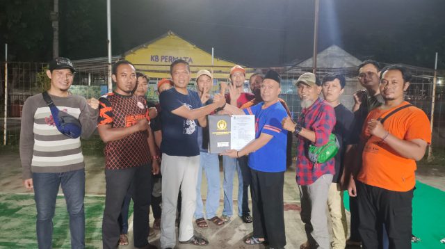 Anggota DPRD Kabupaten Bekasi Serahkan SK Kepada Ketua Tim Relawan