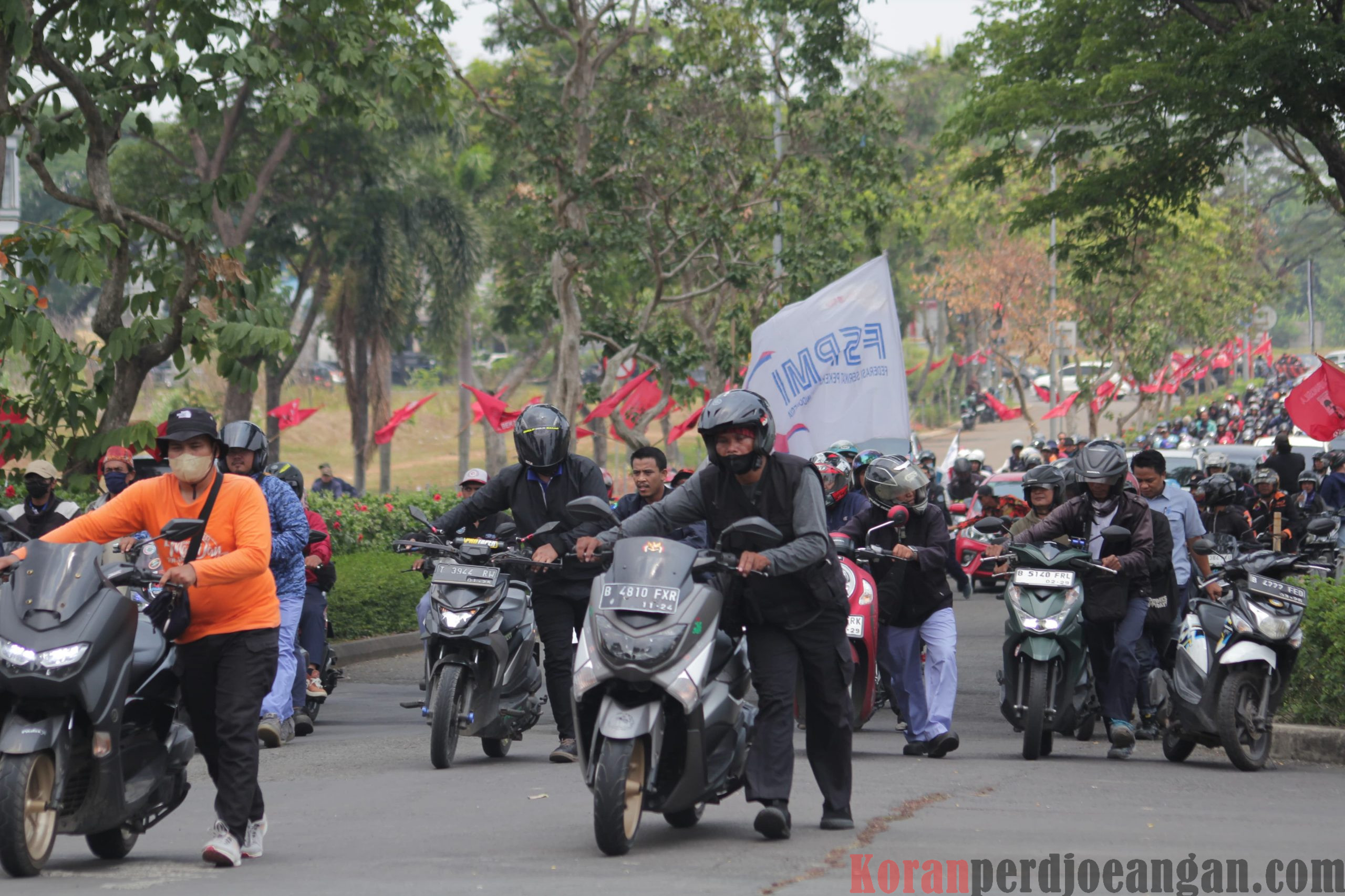 Buruh Bekasi Dorong Motor Saat Memasuki Komplek Pemda Kabupaten Bekasi