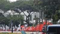 Hari Ini Pembacaan Putusan Uji Materiil Terhadap UU Cipta Kerja Oleh MK, Ribuan Buruh Unjuk Rasa di Patung Kuda