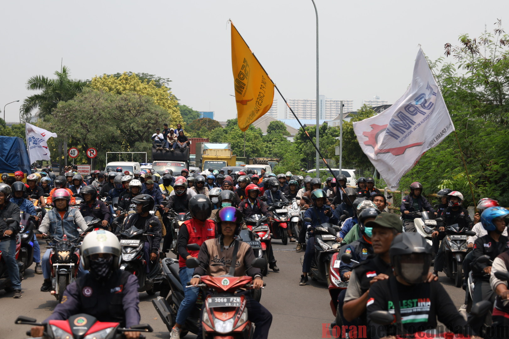 Ribuan Buruh Bekasi Gelar Aksi Kenaikan Upah 2025