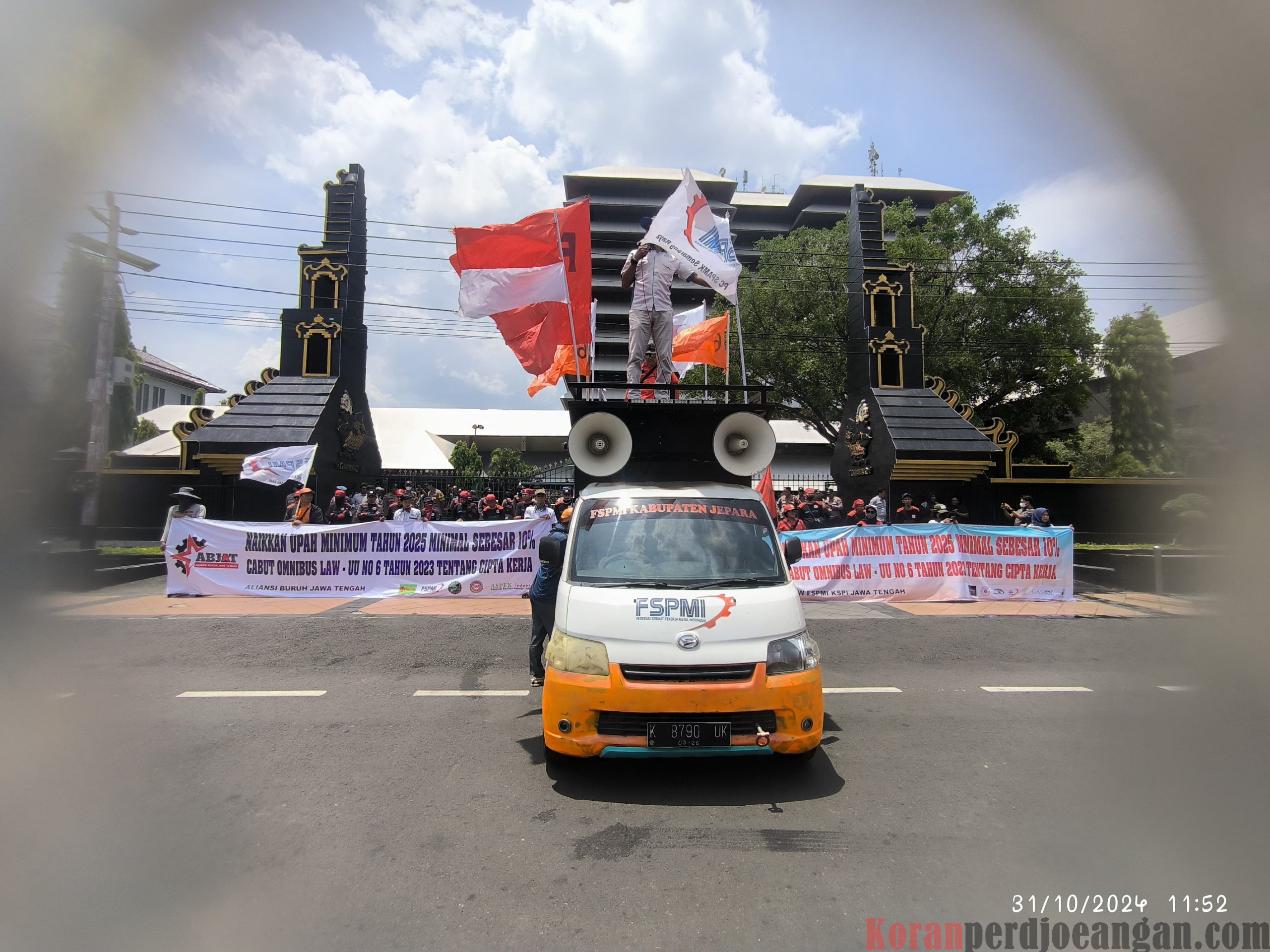 Sambangi Kantor Gubernur, Buruh Jawa Tengah Tuntut Kenaikan Upah Minimum Tahun 2025 Minimal Sebesar 10%