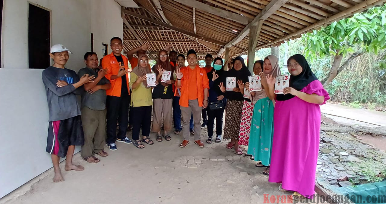 Datangi Bojongmangu, Surohman Bersama Pengurus Exco Partai Buruh Kabupaten Bekasi Berikan Bantuan