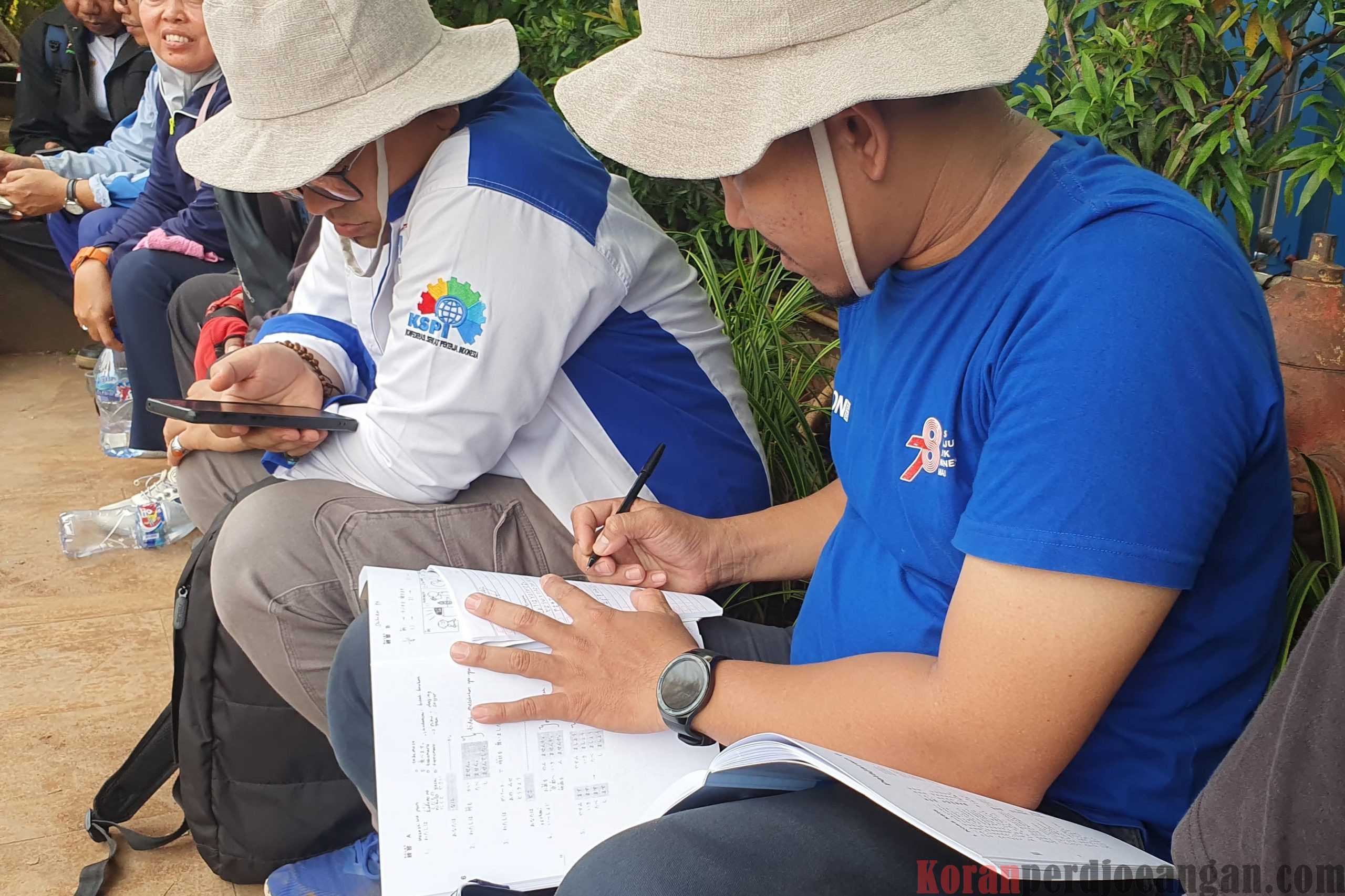 Saat Berdemonstrasi di Kantor Kemnaker RI, Buruh ini Tetap Menuntut Ilmu