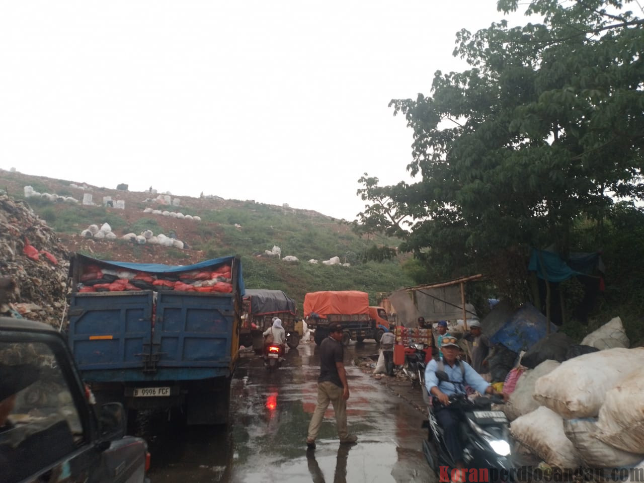 Longsor Lagi, Truk Sampah Antri Hingga Menginap di ‘Gunung Sampah’ TPA Burangkeng