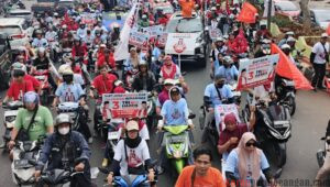 Hadiri Kampanye Akbar Pasangan Ridho, Warga Banjiri Jalan Insinyur Juanda Kota Bekasi