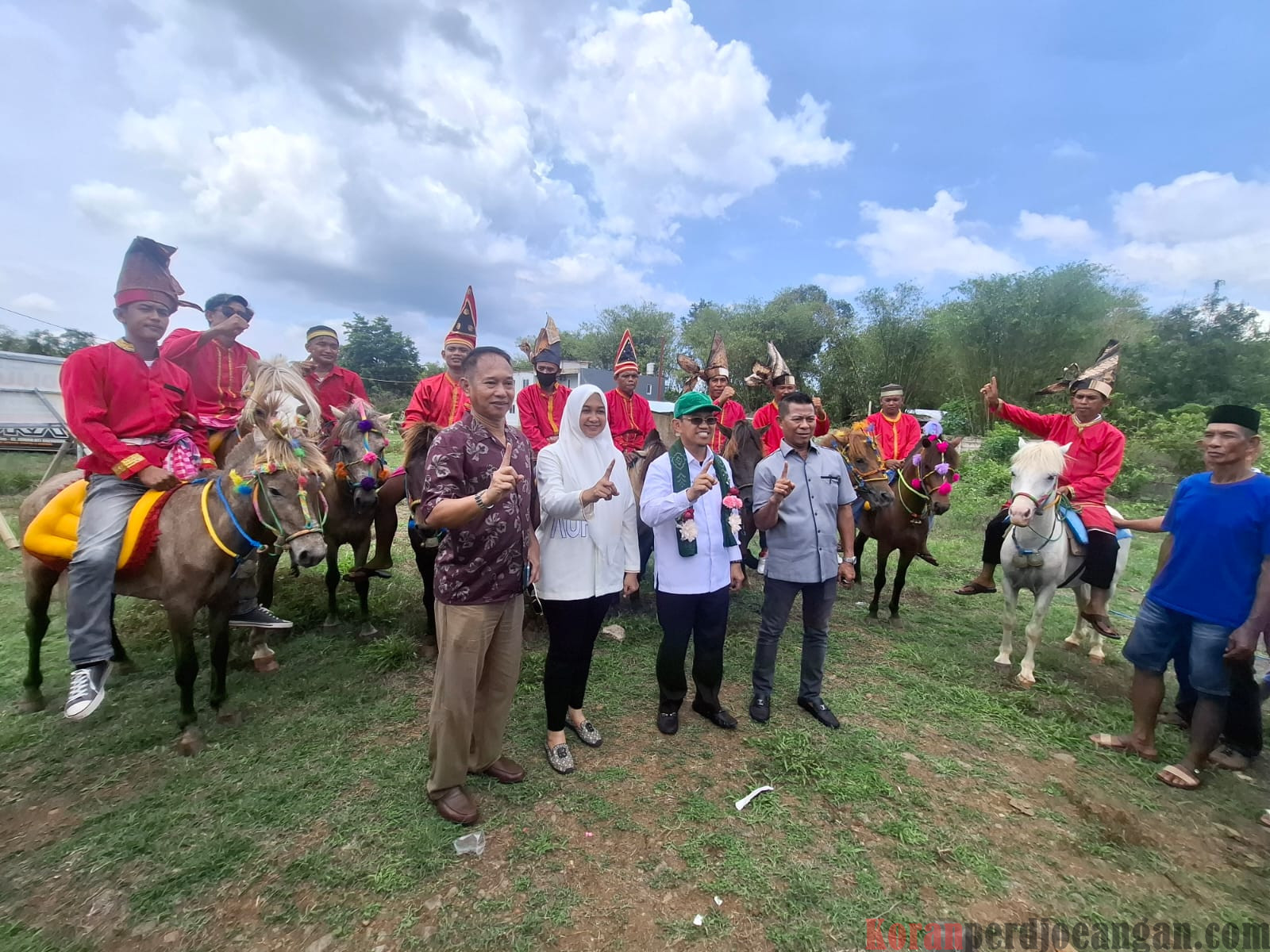 Antusias Warga Desa Jenemandingin Didatangi Paslon Bupati