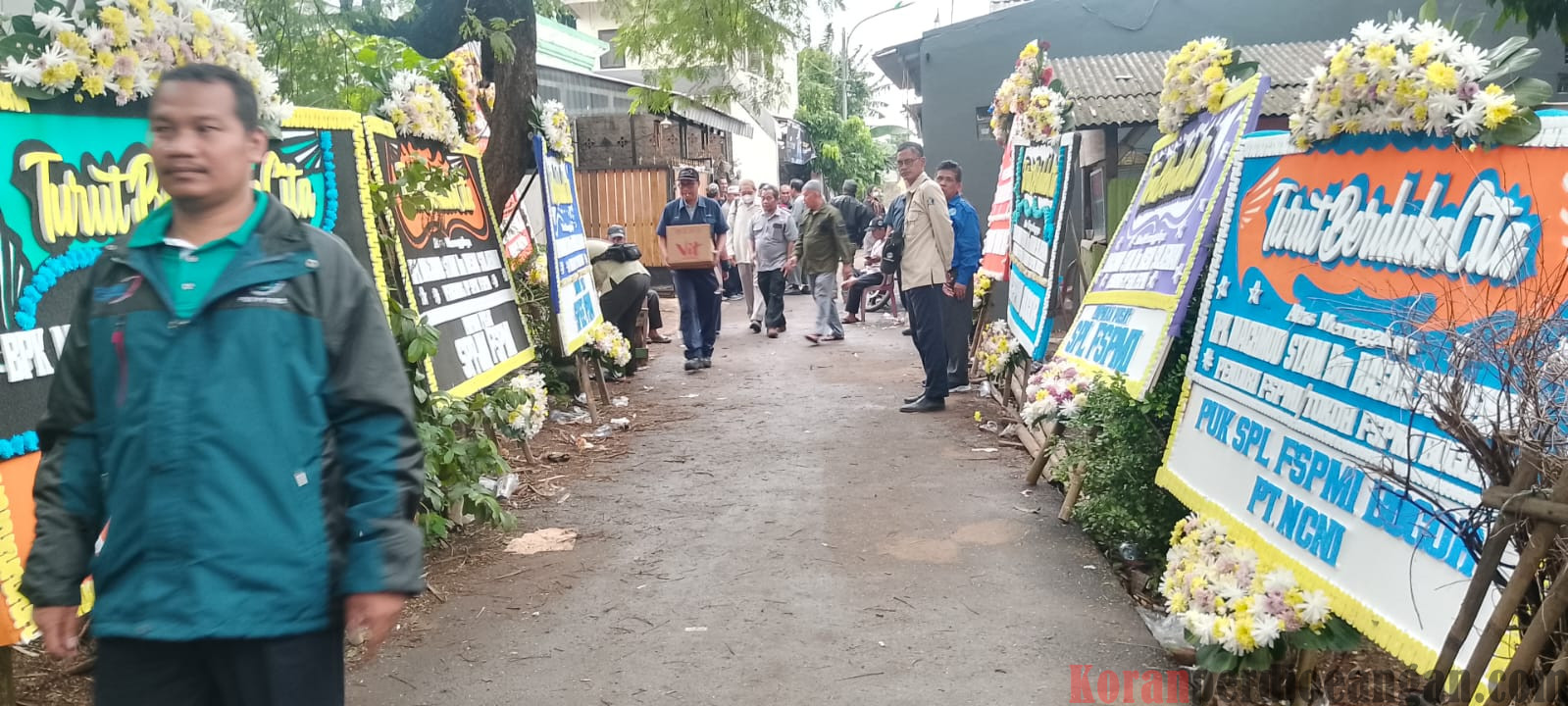 Puluhan Karangan Bunga Berdatangan Ke Rumah Duka H. Machmud Syam Bin Hasan Sulaeman