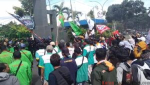 Teriakan dan Tarian Buruh Bogor Panaskan Suasana Unjuk Rasa