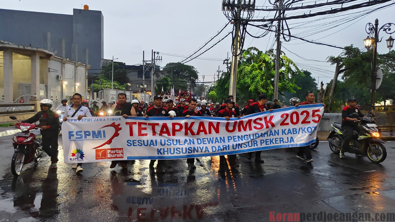 Gemuruh Teriakan UMSK Menggema Di Longmarch Buruh Jatim Menuju Grahadi