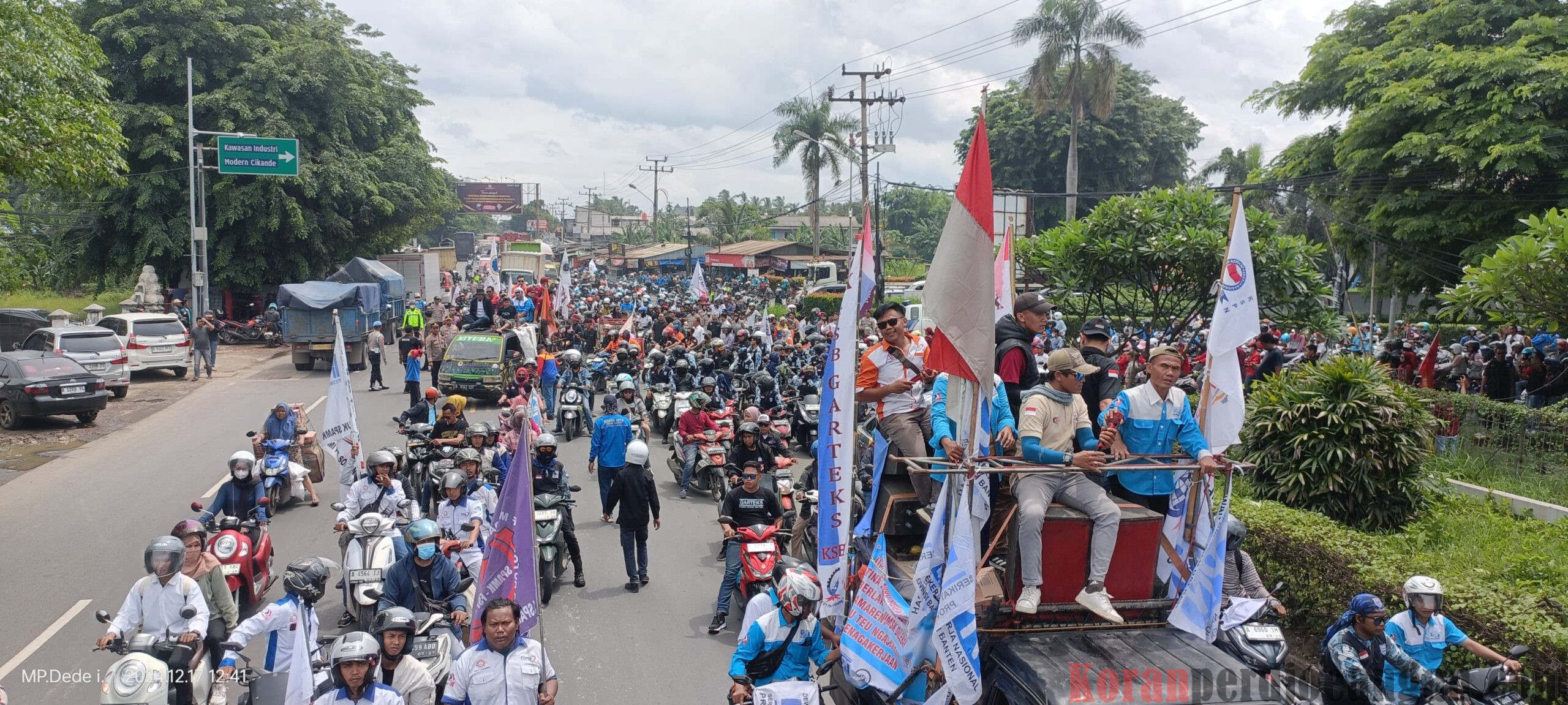 Kepung Kantor Gubernur Banten, Massa Tak Beranjak Pergi