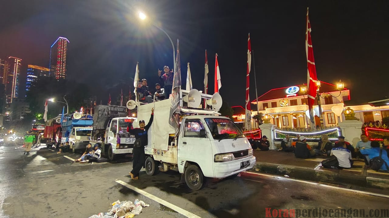 Upah Sektoral Tidak Jelas, Buruh Jatim Memilih Bertahan di Grahadi