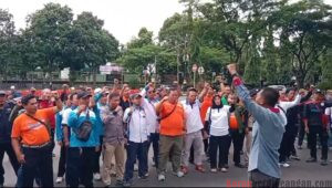 Buruh Bogor Demo Tuntut Copot PJ Gubernur Jabar Gegara UMSK