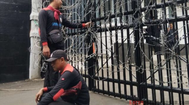 Aksi ke DPRD Provinsi Jawa Barat, Malah Bertemu Dengan Pagar Duri Silet Razor Wire