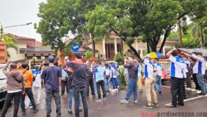 FSPMI Cirebon Raya Gelar Aksi Unjuk Rasa di Kantor DPRD Kabupaten Cirebon Buntut Tidak Di Sahkannya UMSK Oleh Pejabat Gubernur Jawa Barat