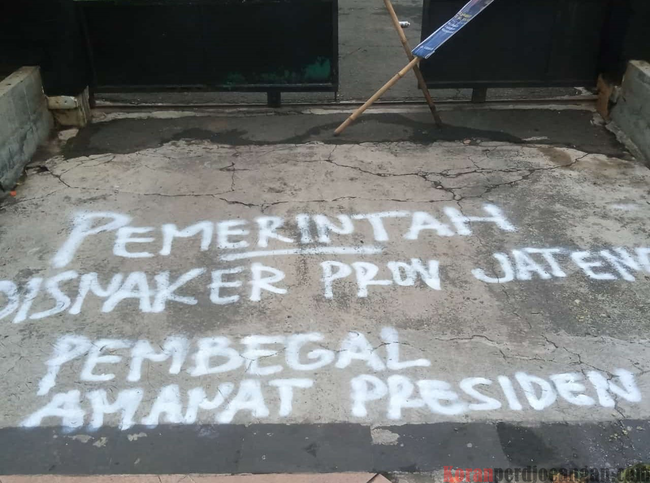 Tidak ada Pembahasan UMSP, Buruh Segel Kantor Disnaker Provinsi Jawa Tengah