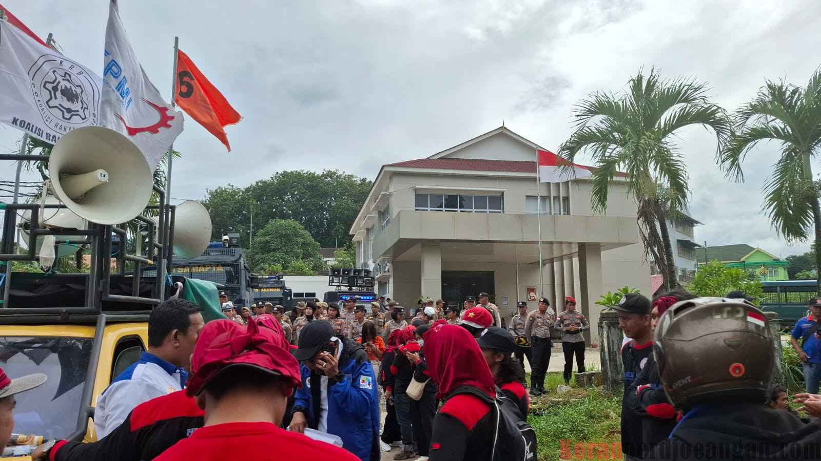 Buruh Batam Kawal Perundingan UMK 2025 di Kantor Disnaker Kota Batam ...