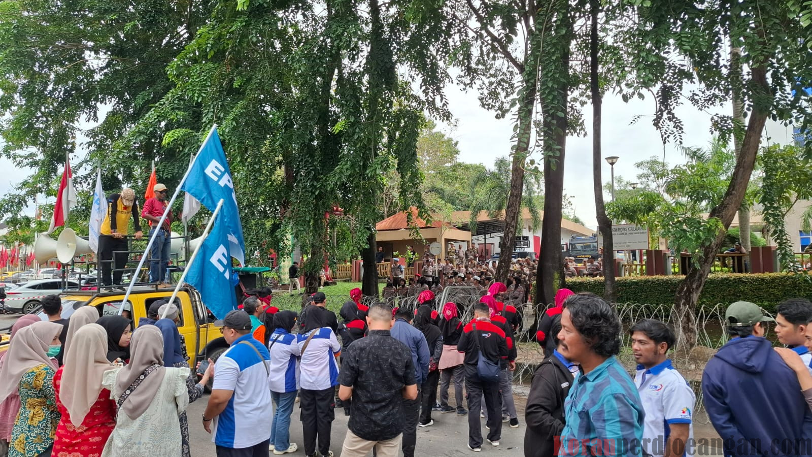 Kawal Sidang Pleno UMK Batam, Buruh Batam Datangi Graha Kepri