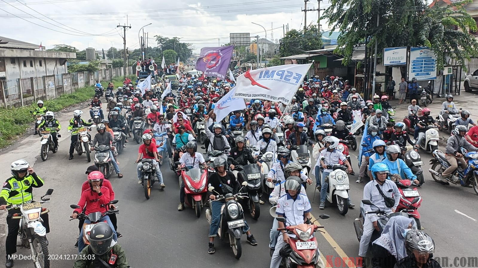 Ribuan Buruh Kepung Kantor Gubenur Banten