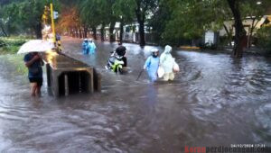 Hujan Lebat Sebabkan Banjir di Kawasan Berbek Industri Surabaya