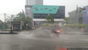 Drainase Tidak Berfungsi, Jalan Cikarang-Cibarusah Banjir Saat Hujan Deras