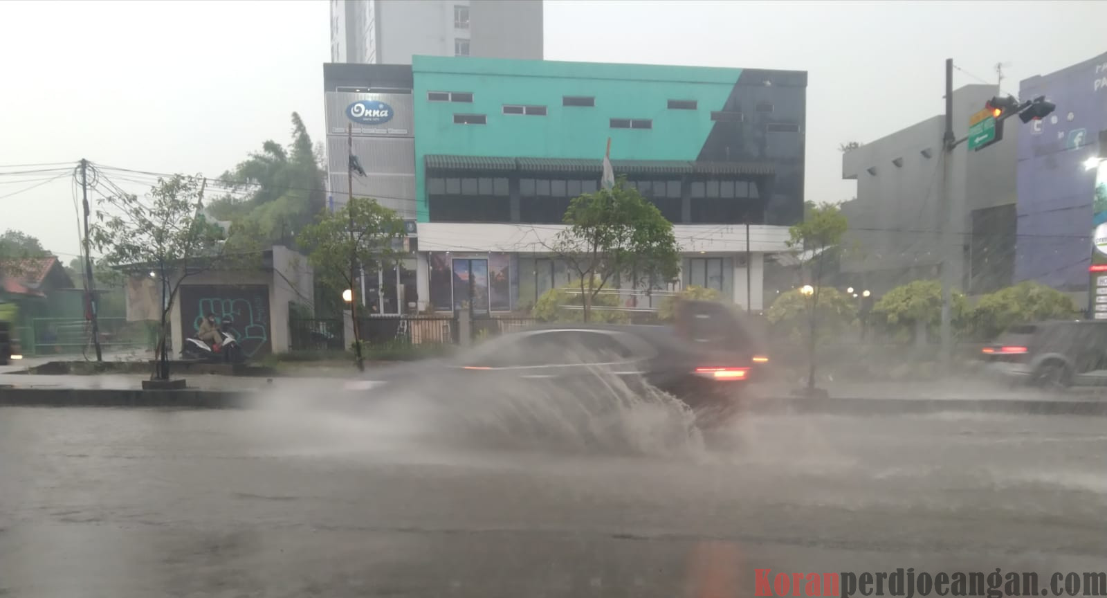 Drainase Tidak Berfungsi, Jalan Cikarang-Cibarusah Banjir Saat Hujan Deras