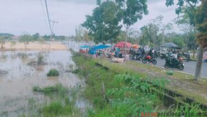 Banjir di Pangkalan Kerinci Jadi Wisata Dadakan, Warga Manfaatkan Momen Libur Panjang