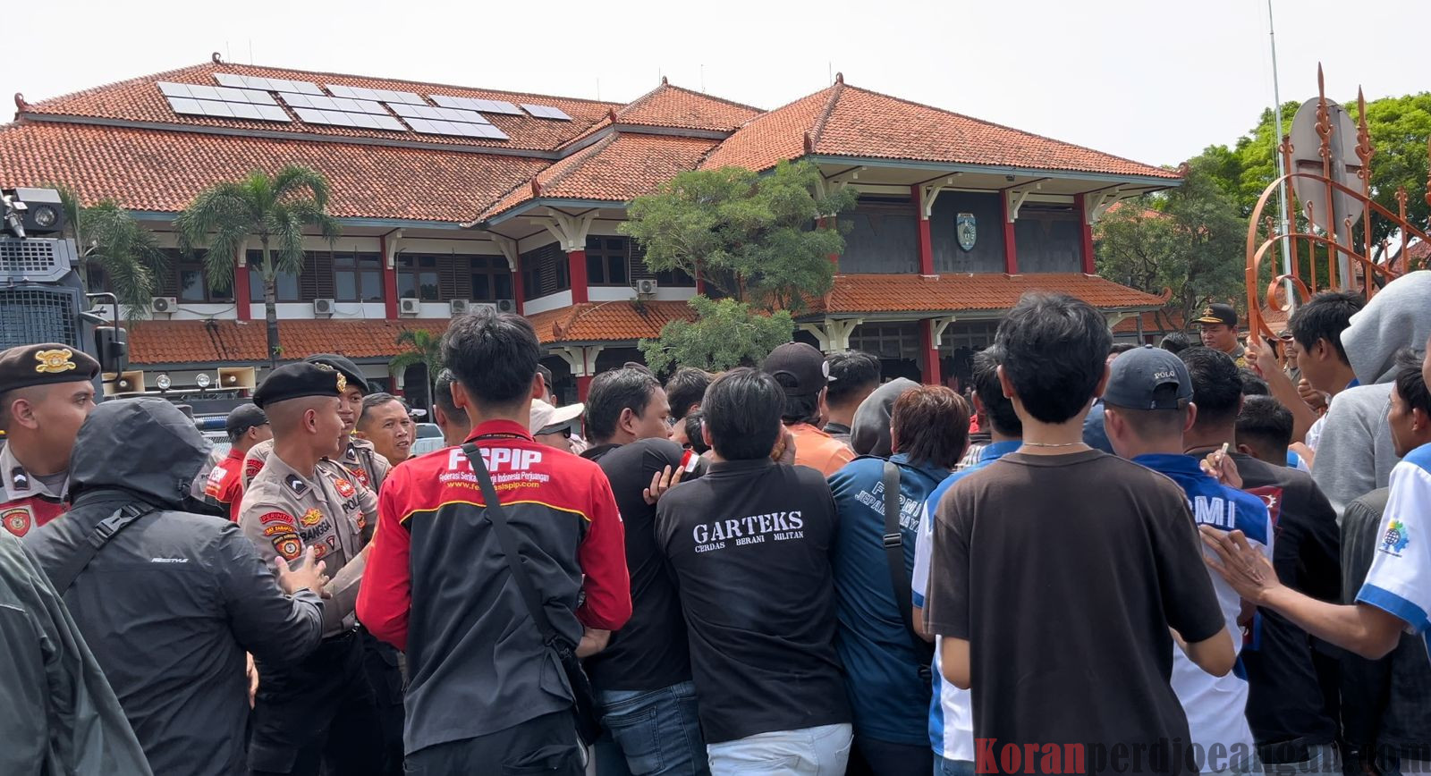 Aksi Saling Dorong Antara Massa Dan Aparat Keamanan Terjadi Saat Buruh Demo Bubarkan Rapat Dewan Pengupahan