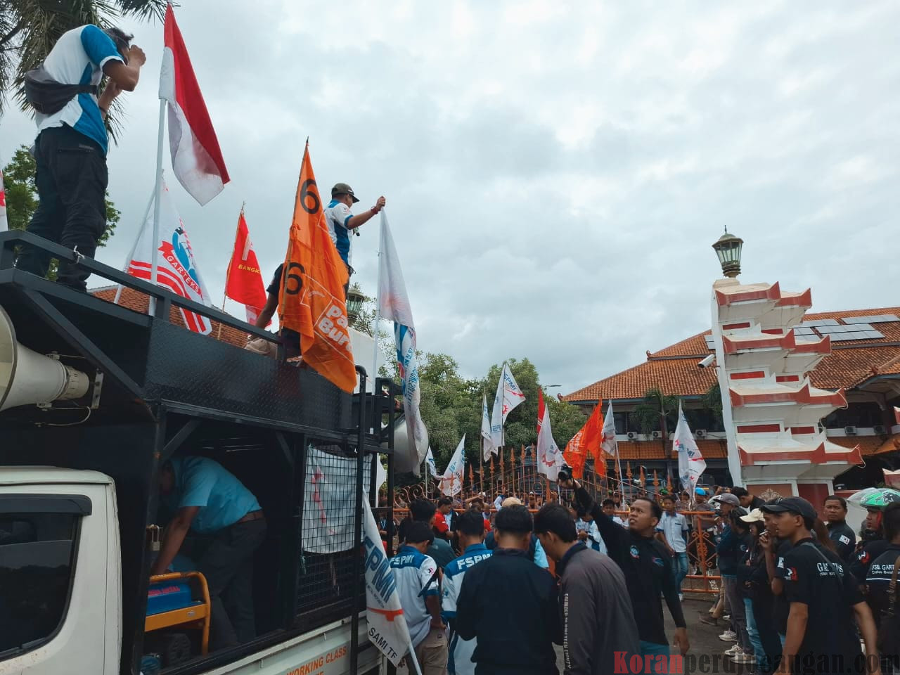 Buruh Jepara Kembali Demo Di Kantor Bupati : Ada Praduga UMSK Jepara 2025 Akan Ditinjau Ulang