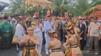 Usai Dilantik, Kedatangan Bupati dan Wakil Bupati Karawang Aep-Maslani Disambut Dengan Tarian Adat Sunda