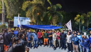 Serikat Pekerja Dirikan Tenda Perjuangan di Depan Kantor PT United Tractors Semen Gresik