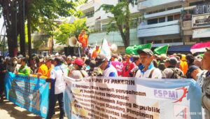 Upah Belum Dibayar, Pekerja PT Pakerin Mojokerto Blokade Kantor Pusat Di Jl Kertopaten – Surabaya